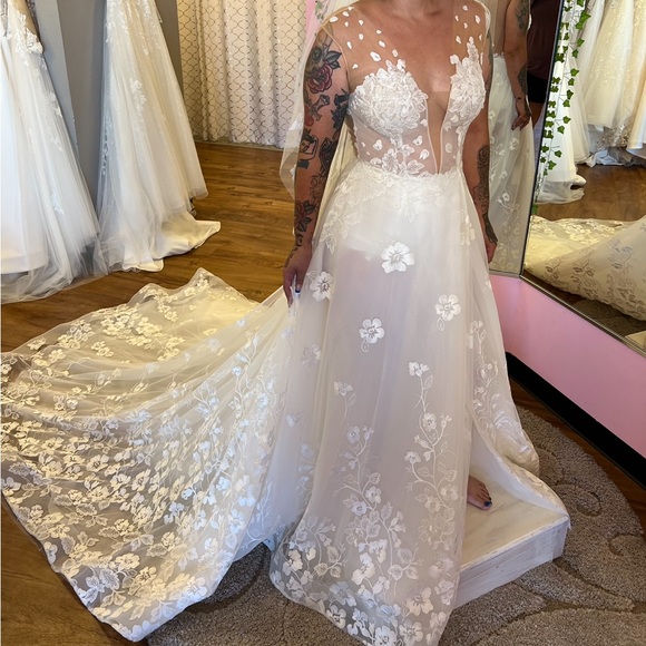 Brand new with tags L’amour wedding dress - Picture 2 of 4